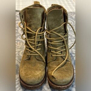 Frye Veronica Combat Boots in a sage suede finish.
Size 7